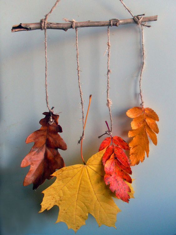deco dautomne suspension en bois et feuilles mortes 